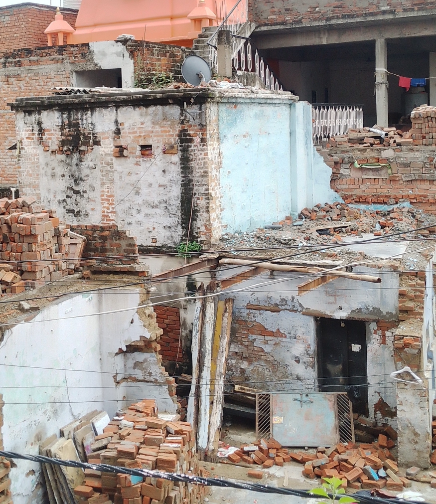वाराणसी में सिद्धेश्वर महादेव मंदिर परिसर के जर्जर कमरे ढहाए गए, होगा पुनर्निर्माण