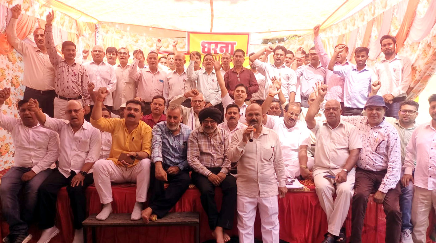 सहारनपुर में शिक्षक संघ का धरना, 6 सूत्रीय मांगों को लेकर डीआईओएस कार्यालय पर ज्ञापन सौंपा