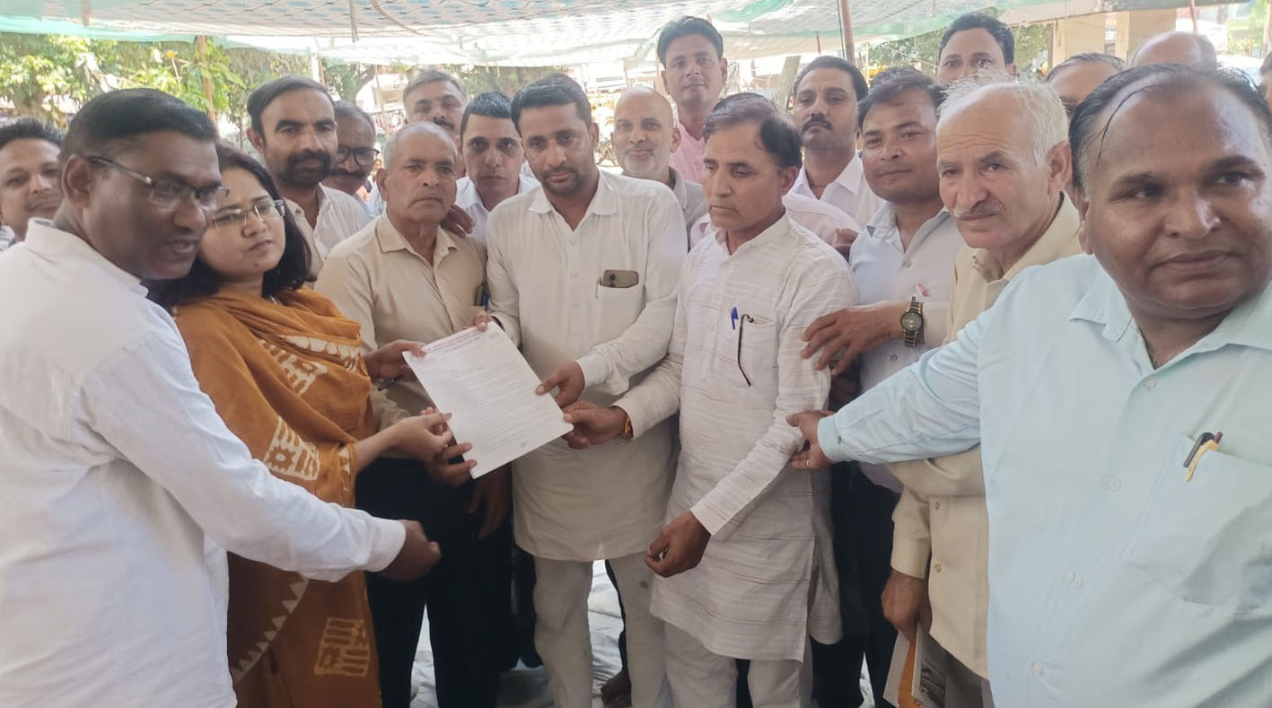 महिला शिक्षकों के मानदेय और फीस प्रतिपूर्ति के बकाया भुगतान की मांग को लेकर सहारनपुर में शिक्षक संघ ने किया धरना
