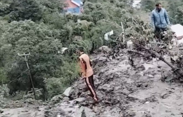 जम्मू-कश्मीर में बादल फटने का कहर: रियासी में एक ही परिवार के 7 लोगों की मौत, रामबन में 3 मरे, कई लापता