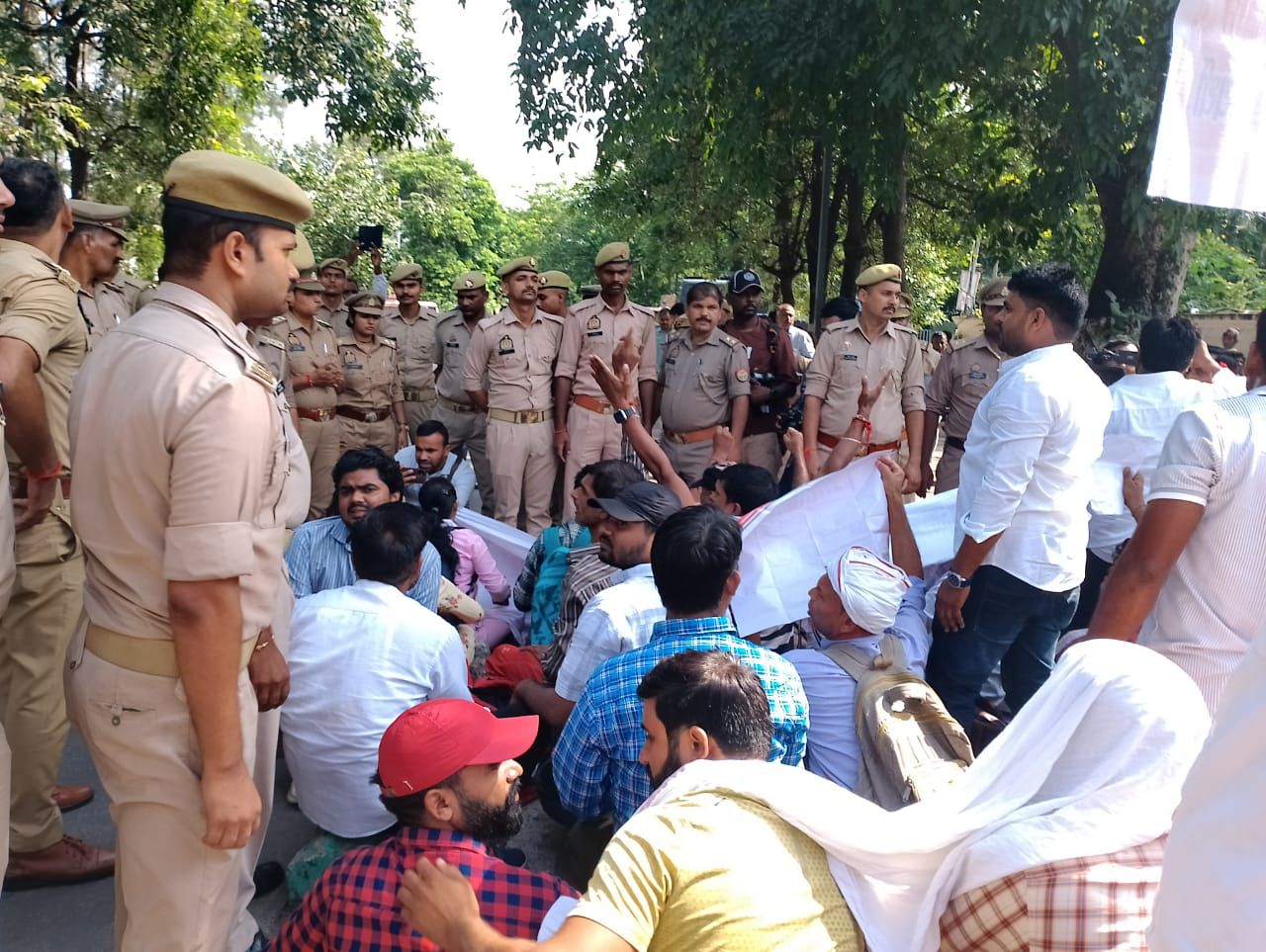 69 हजार शिक्षक भर्ती में आरक्षित वर्ग का फिर प्रदर्शन, उपमुख्यमंत्री आवास का घेराव,बोले -“केशव चाचा, न्याय करो”