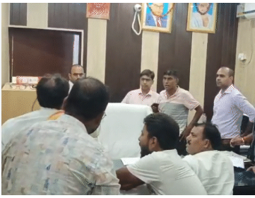 बलिया में BJP कार्यकर्ता ने इंजीनियर को जूतों से पीटा, जातिसूचक गालियों का आरोप! Video Viral