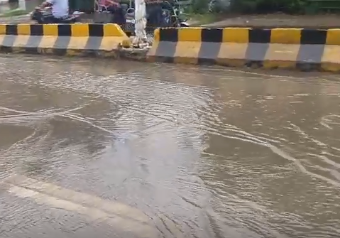 गाजियाबाद में बारिश से मौसम सुहाना, लेकिन जलभराव से बढ़ी लोगों की परेशानी