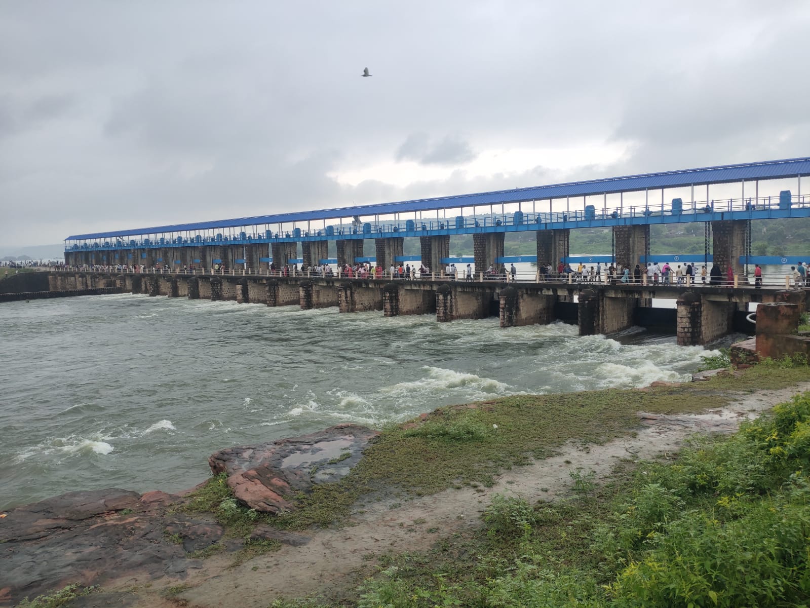 मीरजापुर में नदियों के उफान ने रोका सफर : बहाव में बहा ऑटो, महिला की डूबकर मौत