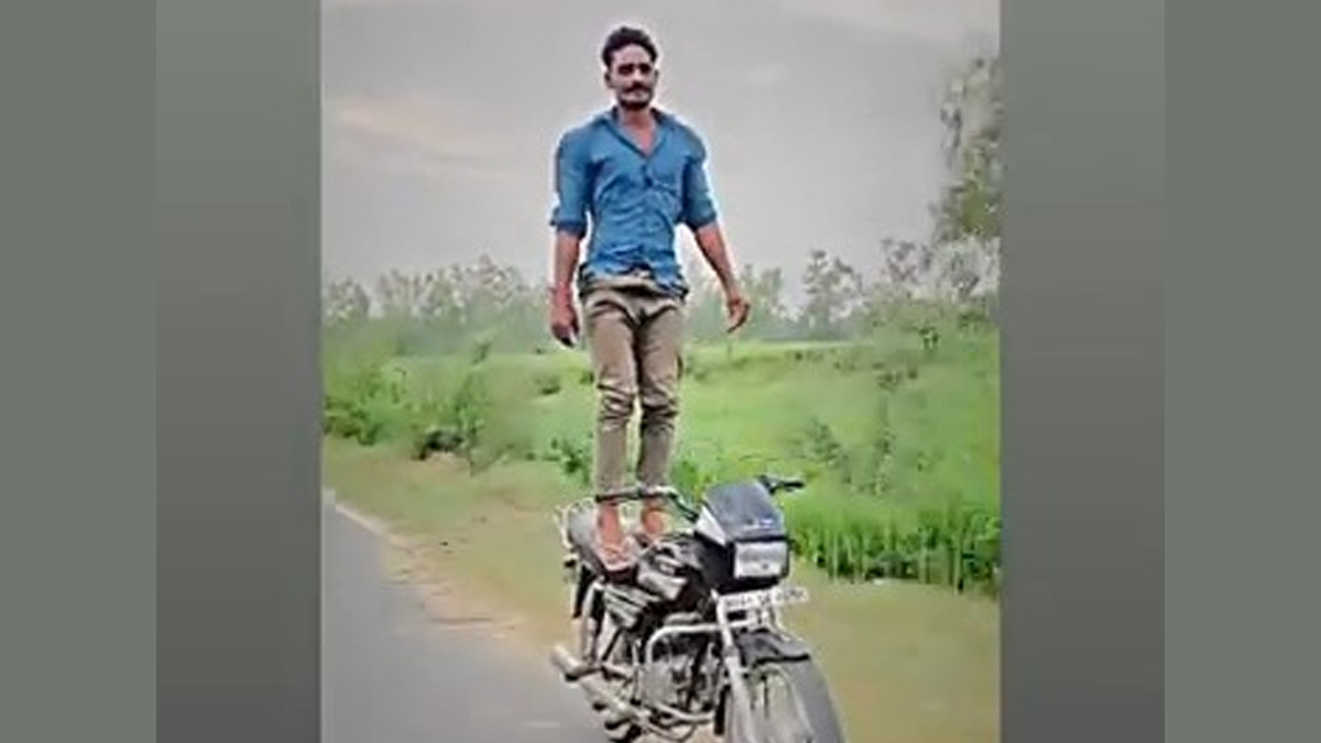 अमरोहा में खतरनाक बाइक स्टंट का VIDEO वायरल! चलती बाइक पर खड़ा होकर किया स्टंट, पुलिस अब पहचान में जुटी