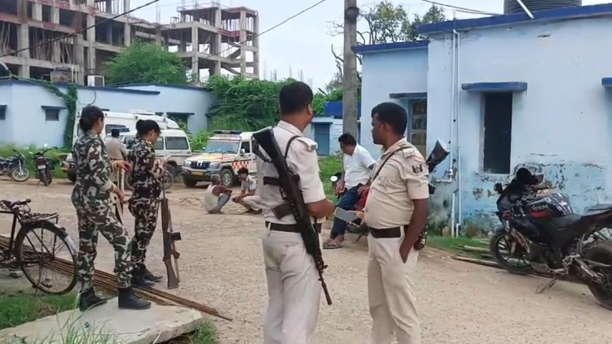 बिहार में बगीचे में युवक का शव फंदे से लटका मिला, इलाके में सनसनी, पुलिस जांच में जुटी