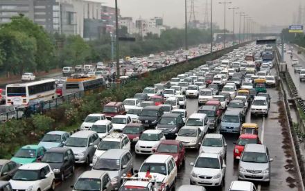 सरकार का ‘महंगा’ तोहफा: 20 साल तक चला सकेंगे पुरानी गाड़ी, लेकिन रजिस्ट्रेशन फीस देख उड़ जाएंगे होश!