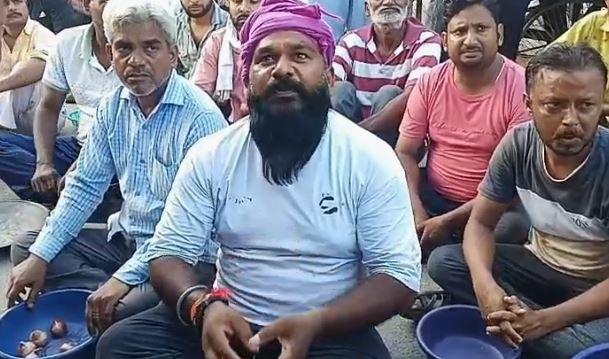 गाजियाबादः गोविंदपुरी में स्थानीय दबंगों से परेशान पैठ सब्जी व्यापारियों ने किया प्रदर्शन