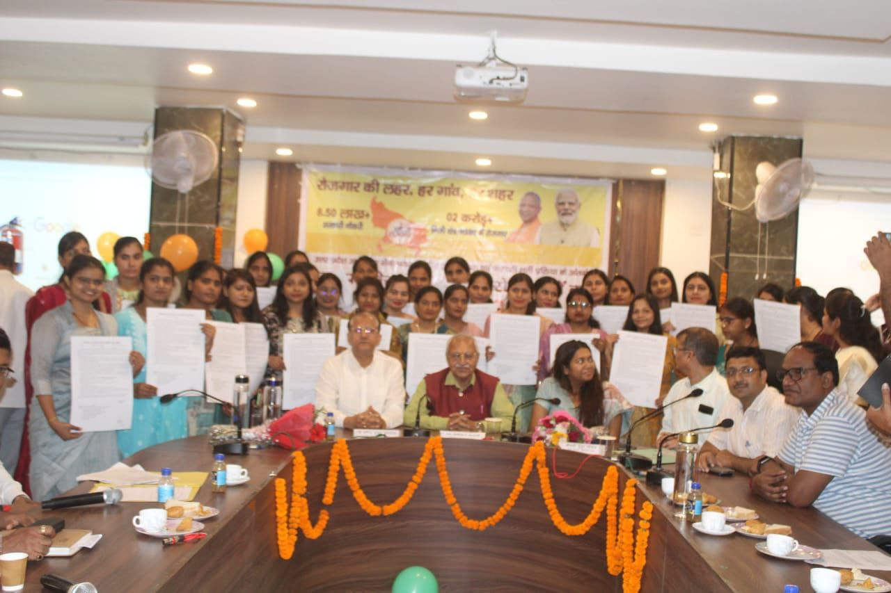मेरठ में 36 नवचयनित मुख्य सेविकाओं को नियुक्ति पत्र वितरित, सांसद और एमएलसी रहे मौजूद