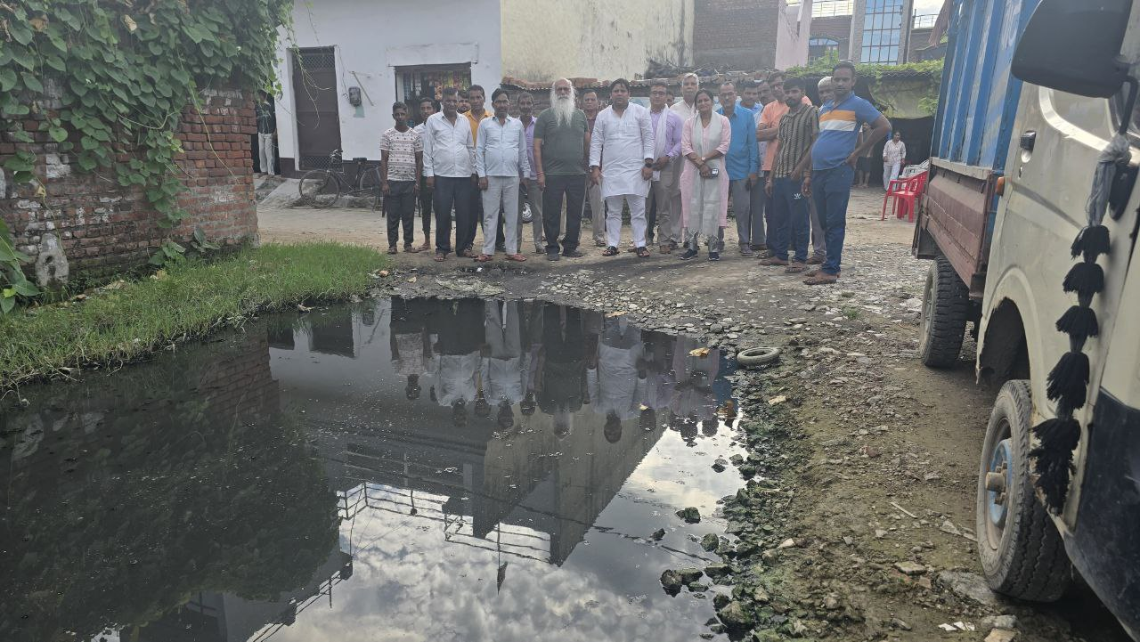 मेरठ में टूटी सड़कों और जलभराव को लेकर AAP का जोरदार प्रदर्शन, डीएम कार्यालय तक निकाला मार्च