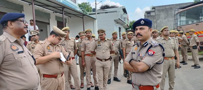 मेरठ के बक्सर गांव में साम्प्रदायिक तनाव, एसएसपी ने पुलिस बल के साथ किया फ्लैग मार्च