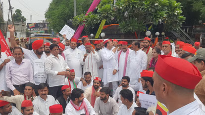 मेरठ नगर निगम में भ्रष्टाचार के आरोपों को लेकर सपा पार्षदों और कर्मचारियों के बीच टकराव, सड़क पर हुआ हंगामा