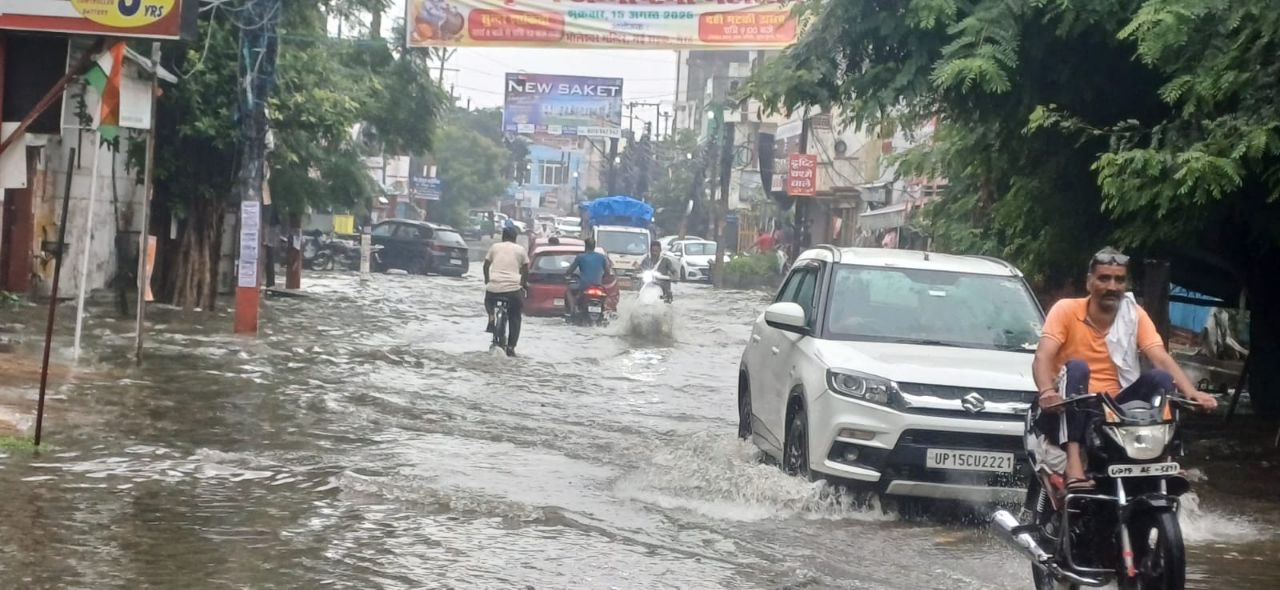 भारी बारिश में डूबा मेरठ शहर, कलक्ट्रेट और थानों तक में भरा पानी