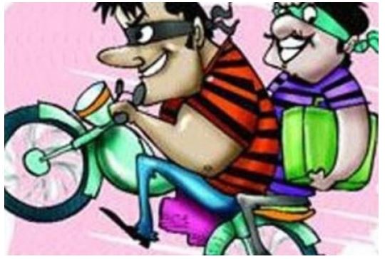 नोएडा में बढ़ रहे अपराध, एक दिन में ही 12 मोटरसाइकिल चुराई , कार का शीशा तोड़कर 2 लैपटॉप भी ले उड़े