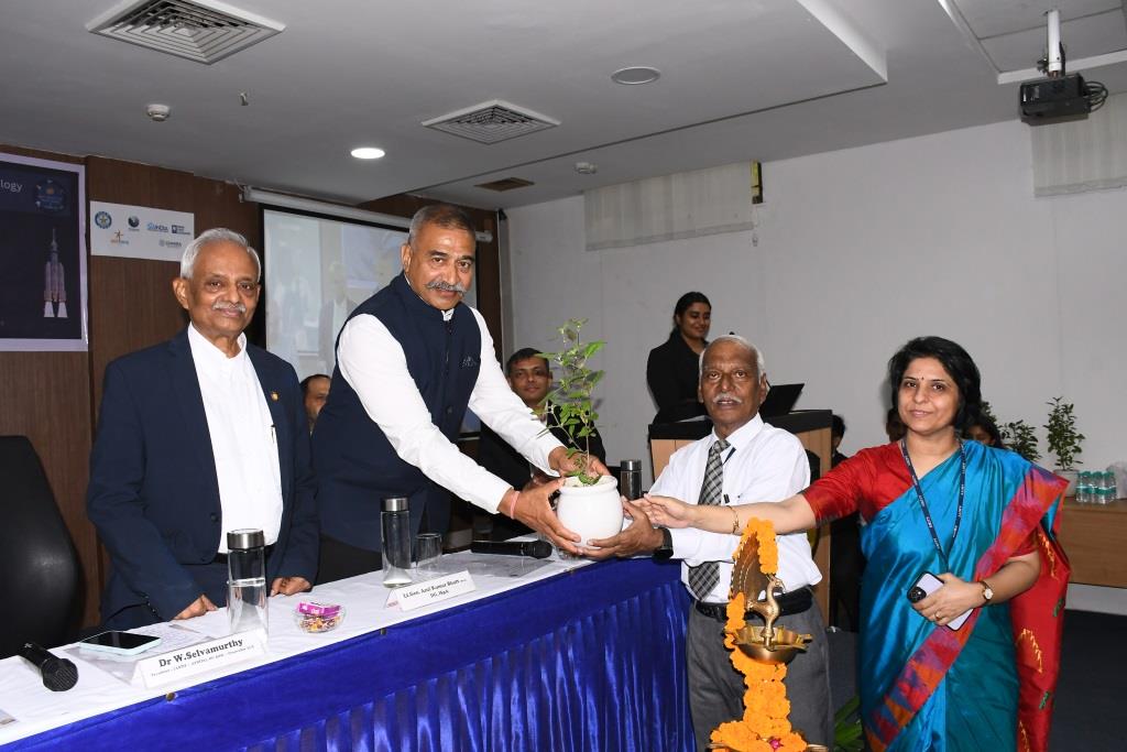नोएडा के एमिटी विश्वविद्यालय में मनाया गया ‘राष्ट्रीय अंतरिक्ष दिवस 2025’, अंतरिक्ष विज्ञान और तकनीक पर हुई चर्चा