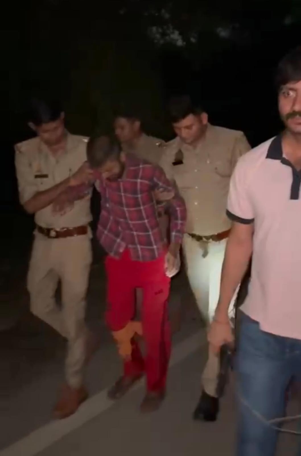 ग्रेटर नोएडा में एटीएम कार्ड बदलकर लोगों के खाते से रकम निकालने वाला बदमाश पुलिस मुठभेड़ में घायल