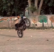 गाजियाबाद में बाइक सवार युवक का खतरनाक स्टंट वायरल, नंबर प्लेट भी नहीं थी बाइक पर