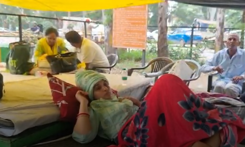 गाज़ियाबाद में राखी पहलवान का आमरण अनशन, शादी बचाने की जिद