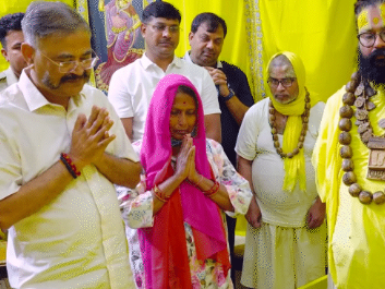 मथुरा में संत प्रेमानंद महाराज से मिले पूर्व DGP प्रशांत कुमार, कहा- अब भगवान का स्मरण करें