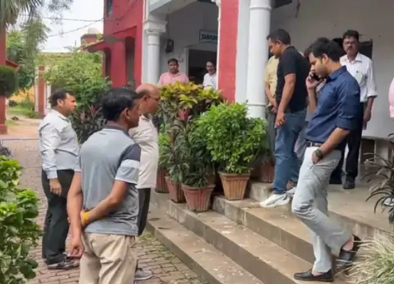शामली में 100 साल पुरानी स्कूल बिल्डिंग की जांच शुरू, छात्रों की जान पर बना खतरा