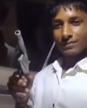 शामली में युवक का अवैध तमंचा दिखाते वीडियो वायरल, पुलिस कर रही जांच