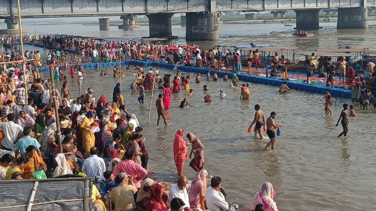 शनि अमावस्या पर गंगा घाटों में उमड़ा जनसैलाब! बृजघाट और तिगरी धाम में गूंजे ‘हर हर महादेव’ के जयकारे