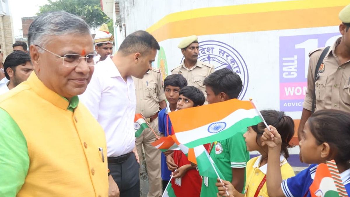 संभल में पहुंचे यूपी होमगार्ड मंत्री, विद्यालय में बच्चों व अभिभावकों से की खास बातचीत