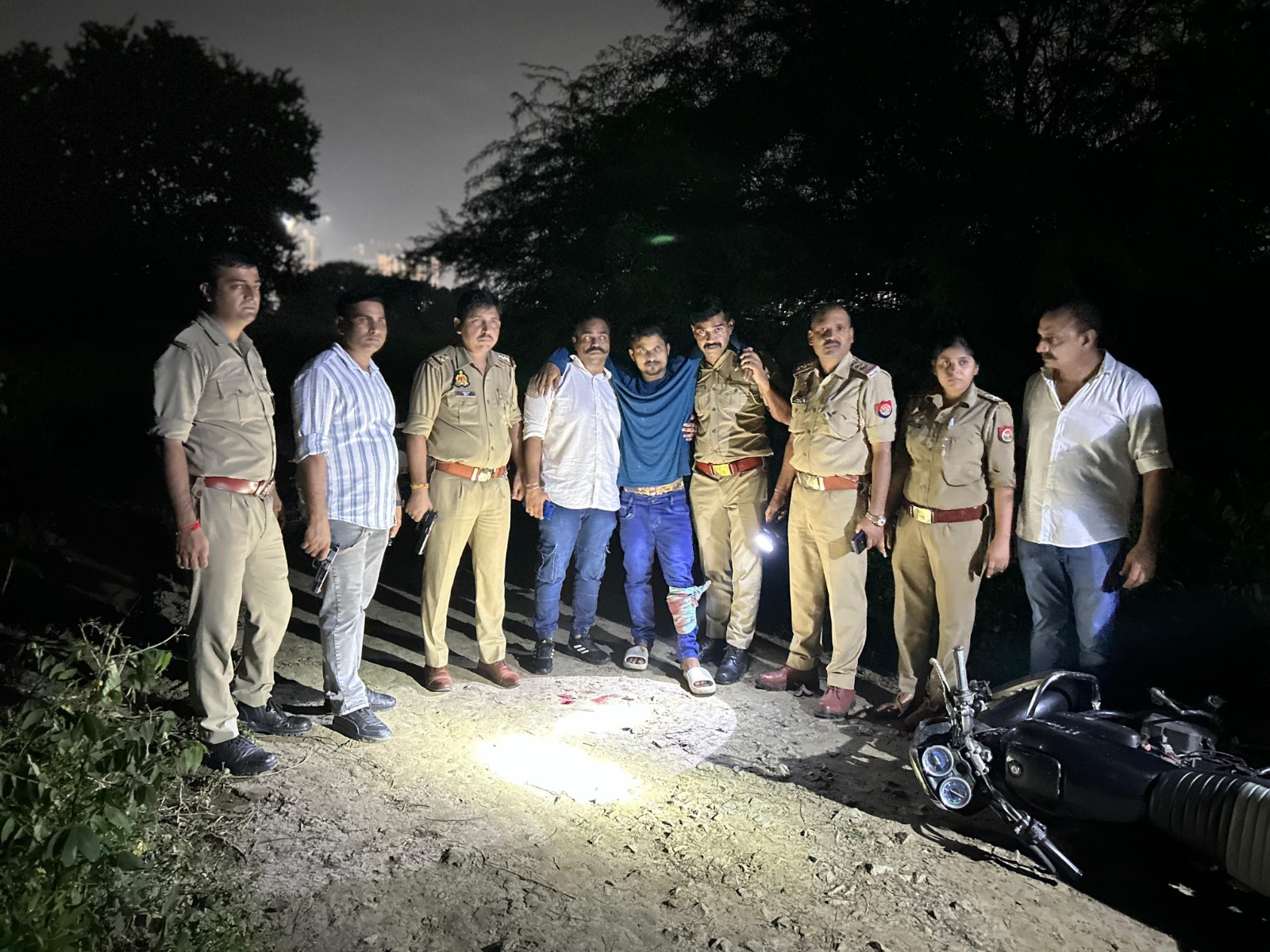 नोएडा में मुठभेड़ के बाद 25 हज़ार का इनामी बदमाश गिरफ्तार, हत्या की कोशिश में था वांछित