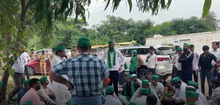 गाजियाबाद में ईस्टर्न पेरिफेरल रोड की खामियों पर किसानों और यात्रियों का हंगामा, NHAI को सौंपा ज्ञापन