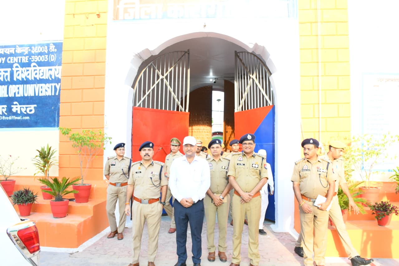 मेरठ में जिला कारागार का निरीक्षण, जिलाधिकारी और एसएसपी ने लिया बैरकों और सुविधाओं का जायजा
