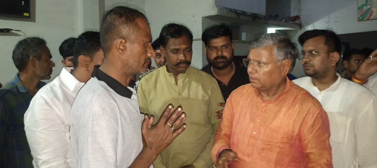 मुज़फ्फरनगरः वैष्णो देवी हादसे के पीड़ितों से मिलने पहुंचे मंत्री धर्मवीर प्रजापति, मदद का दिया आश्वासन