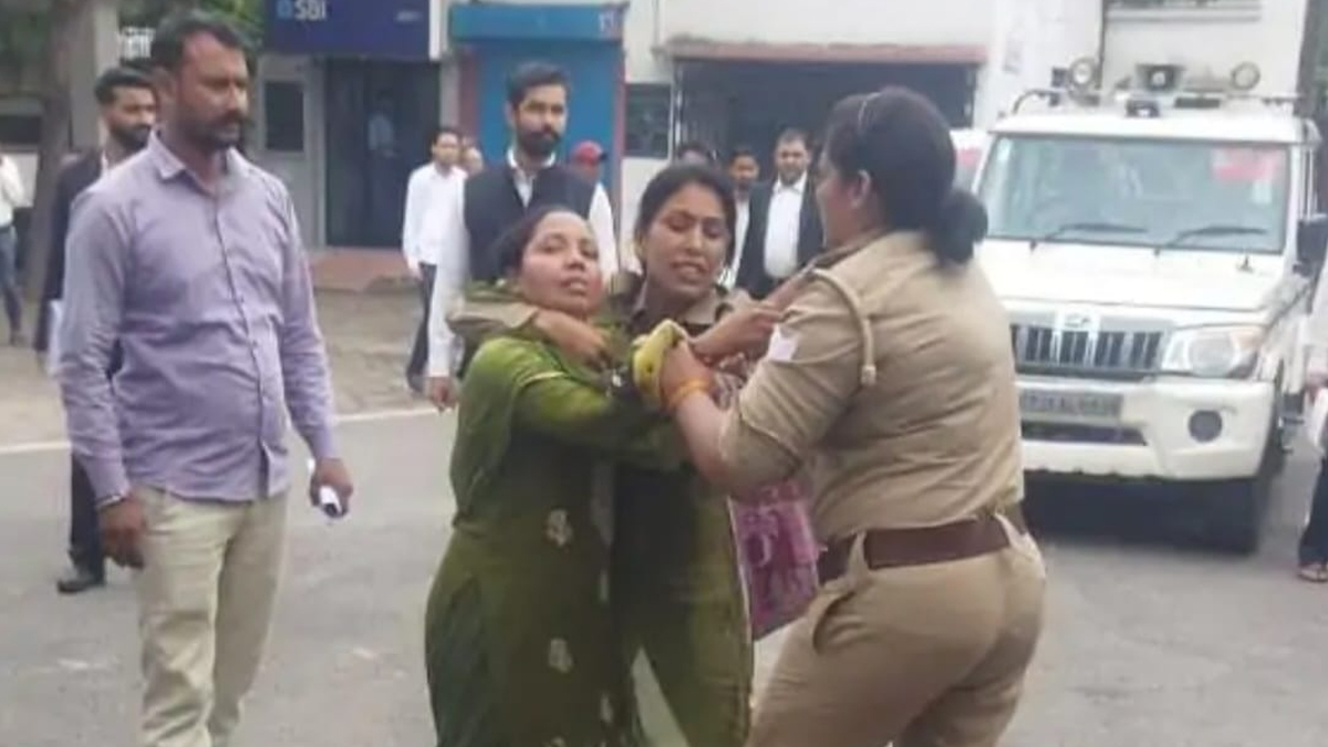 डीएम ऑफिस के बाहर महिला ने की आग लगाने की कोशिश, महिला पुलिस कर्मियों की सूझबूझ से बची दो जिंदगियां