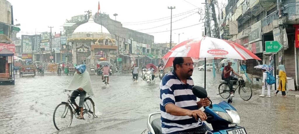 यूपी में झमाझम बारिश, मुज़फ्फरनगर समेत कई ज़िलों में स्कूल बंद, अलीगढ में नाव चली, संभल में सिपाही की मौत