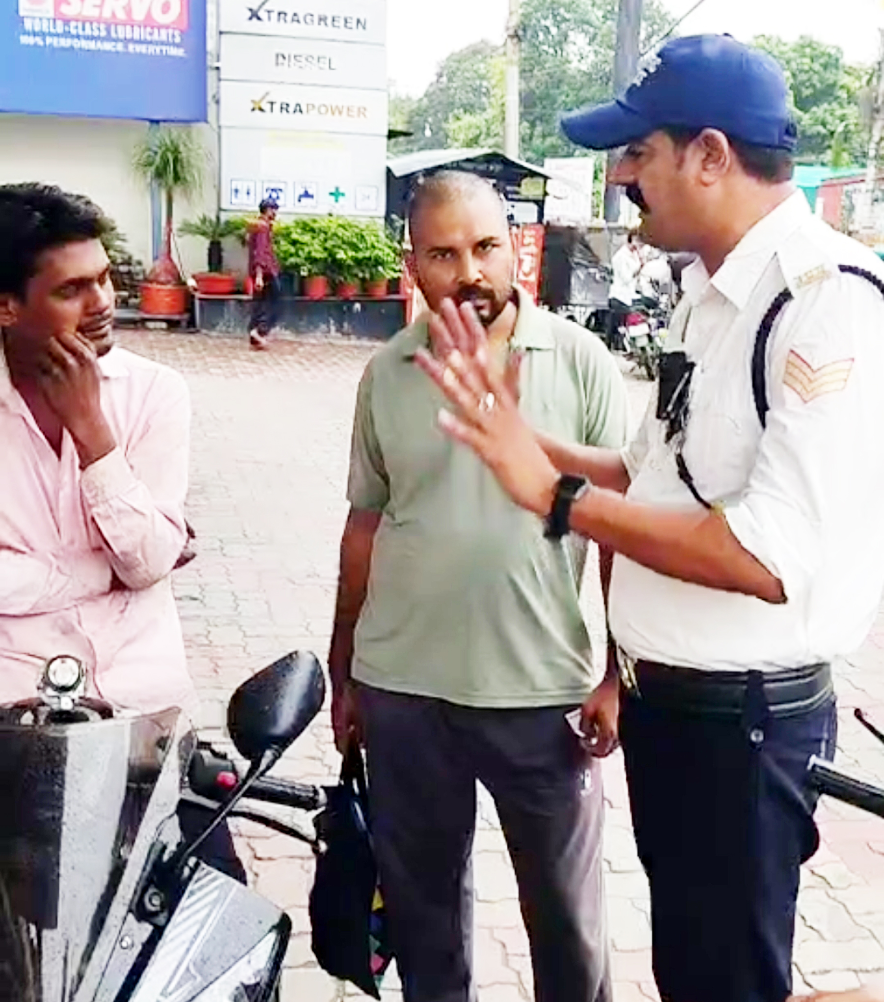 मुजफ्फरनगर में बिना हेलमेट न पेट्रोल, दो दिन में 40 से अधिक चालान, पुलिस ने सख्ती बढ़ाई