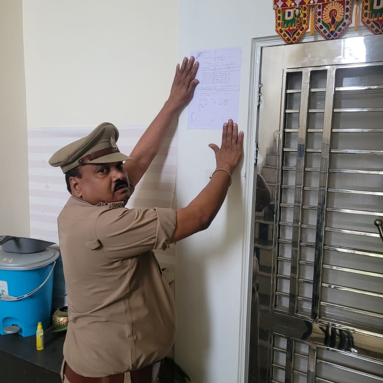 मुज़फ्फरनगर में फरार महिला की तलाश में ढोल-नगाड़ों से मुनादी, पुलिस ने नोटिस किया चस्पा