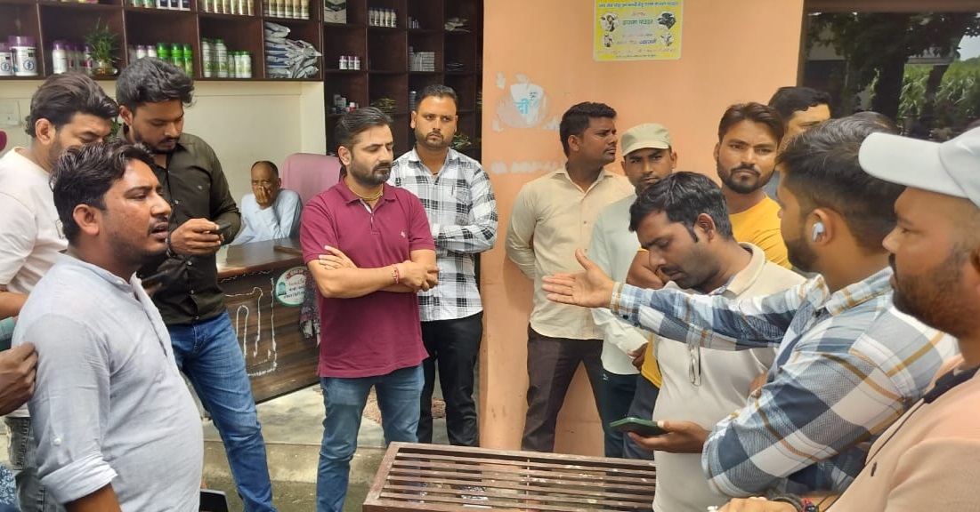 मुजफ्फरनगर में मीटर रीडर कर्मचारियों ने दिया सामूहिक इस्तीफा, प्रबंधन पर वेतन कटौती का आरोप