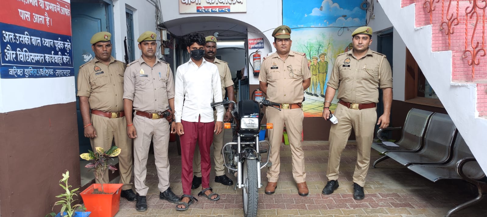 उत्तराखंड निवासी बाइक चोर देवबंद से चोरी की बाइक सहित गिरफ्तार