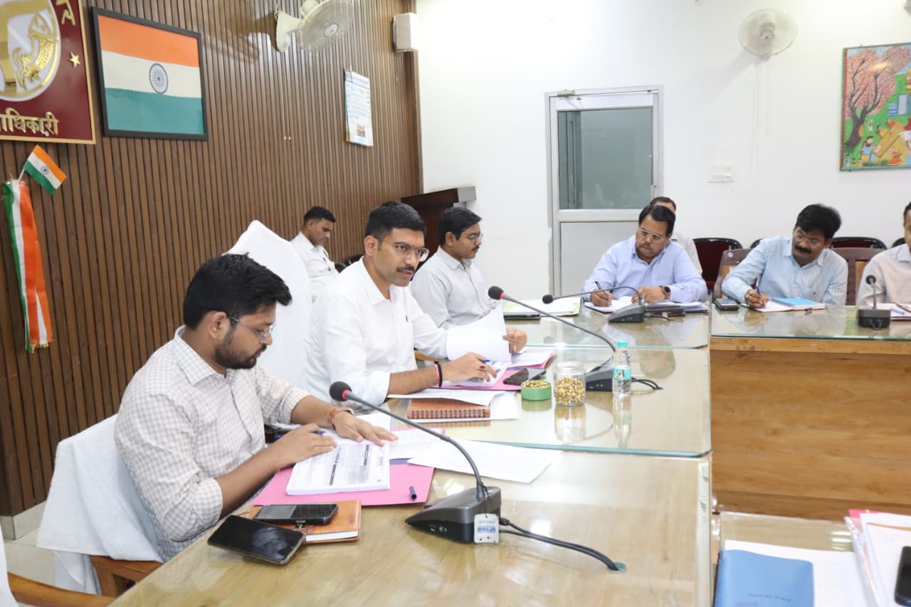 सहारनपुर DM मनीष बंसल ने की विकास कार्यों की समीक्षा, आवास और फैमिली आईडी पर सख्त निर्देश, जिला कृषि अधिकारी पर नाराजगी