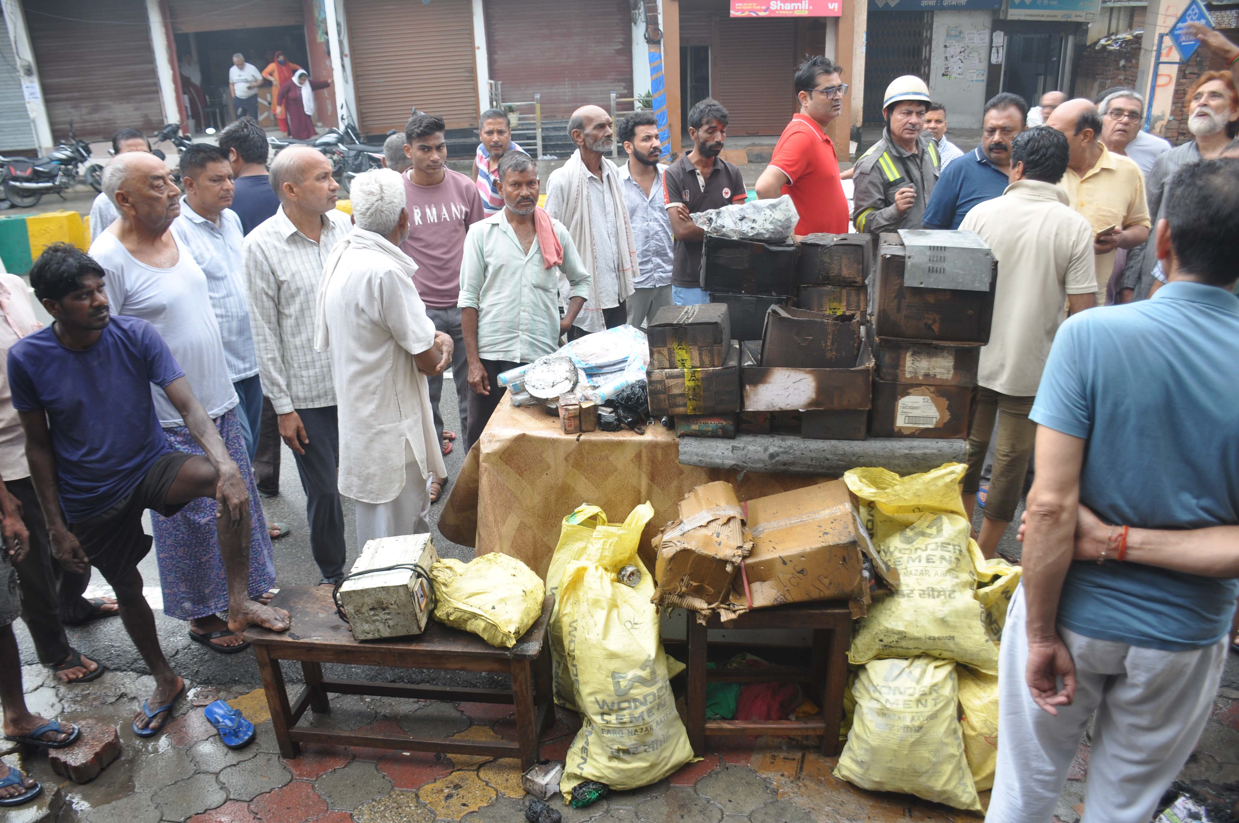 शामली में इलेक्ट्रॉनिक की दुकान में शॉर्ट सर्किट से भीषण आग, 15 लाख का नुकसान