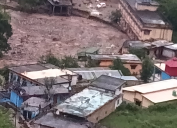  उत्तराखंड के चमोली में बादल फटने से तबाही! 7 लापता, दो को बचाया गया,6 इमारतें मलबे में दबी, राहत कार्य जारी