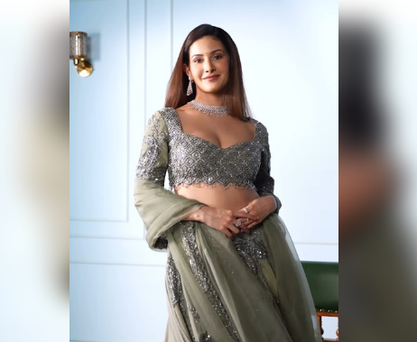 लहंगे में इतराईं अमायरा दस्तूर, 'राधा गोरी गोरी' भजन के साथ दिखा पारंपरिक अंदाज
