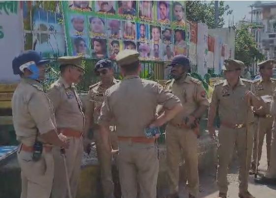 गाजियाबाद में जुम्मे की नमाज और 'आई लव मोहम्मद' प्रदर्शन के बाद पुलिस अलर्ट मोड पर, केला भट्टा में पैदल गश्त और पीस मीटिंग