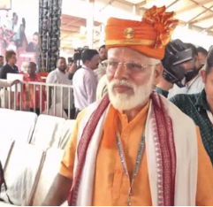 मंच पर PM Modi का हो रहा था इंतजार, तभी समय से पहुंचे Modi को देख सब हो गए हैरान