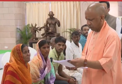 बूढ़ी मां का दर्द सुन द्रवित हो उठा CM Yogi का कलेजा, फिर हुआ Action