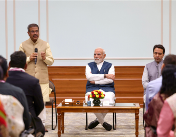 पीएम मोदी ने दी 'शिक्षक दिवस' की शुभकामनाएं, कहा- उज्जवल भविष्य की नींव हैं टीचर