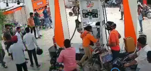Gorakhpur में पेट्रोल लेने के लिए सेल्स गर्ल से मारपीट करने लगी युवती,Video Viral