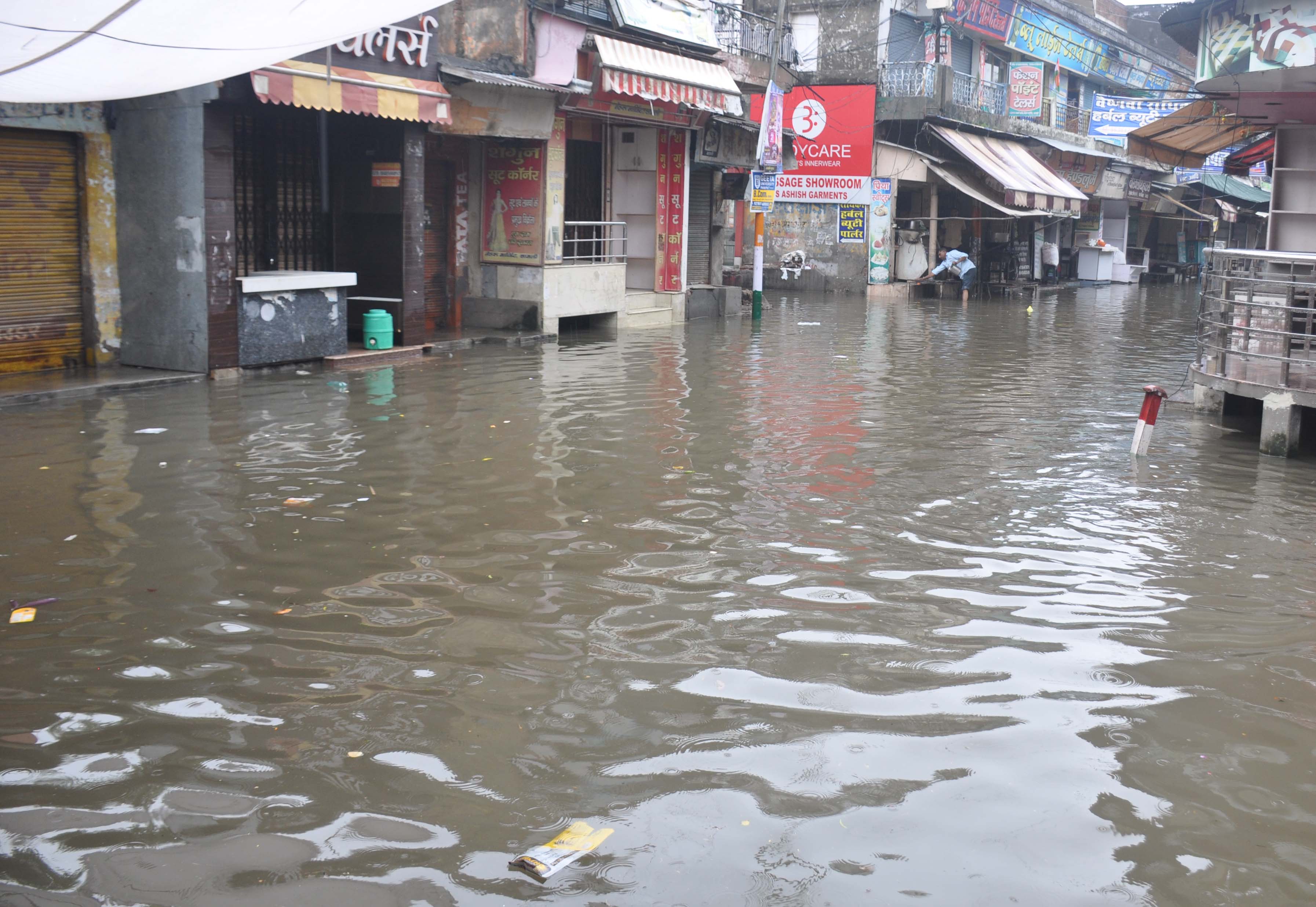 शामली में लगातार बारिश से जनजीवन अस्त-व्यस्त, शहरभर जलभराव और व्यापार ठप
