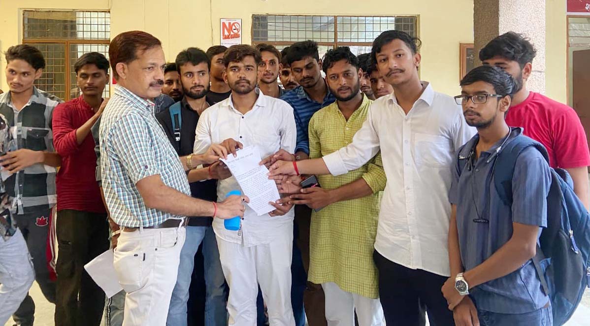 शामलीः श्री रामस्वरूप विश्वविद्यालय में पुलिस लाठीचार्ज व बाहरी हमले के खिलाफ एबीवीपी ने मुख्यमंत्री को ज्ञापन सौंपा