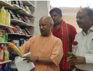 गोरखपुर में योगी ने किया जीएसटी सुधारों पर जनसंपर्क,दुकानों में जाकर पूछा-‘GST छूट लागू हुई क्या? ररवि किशन ने दिया मज़ेदार जवाब