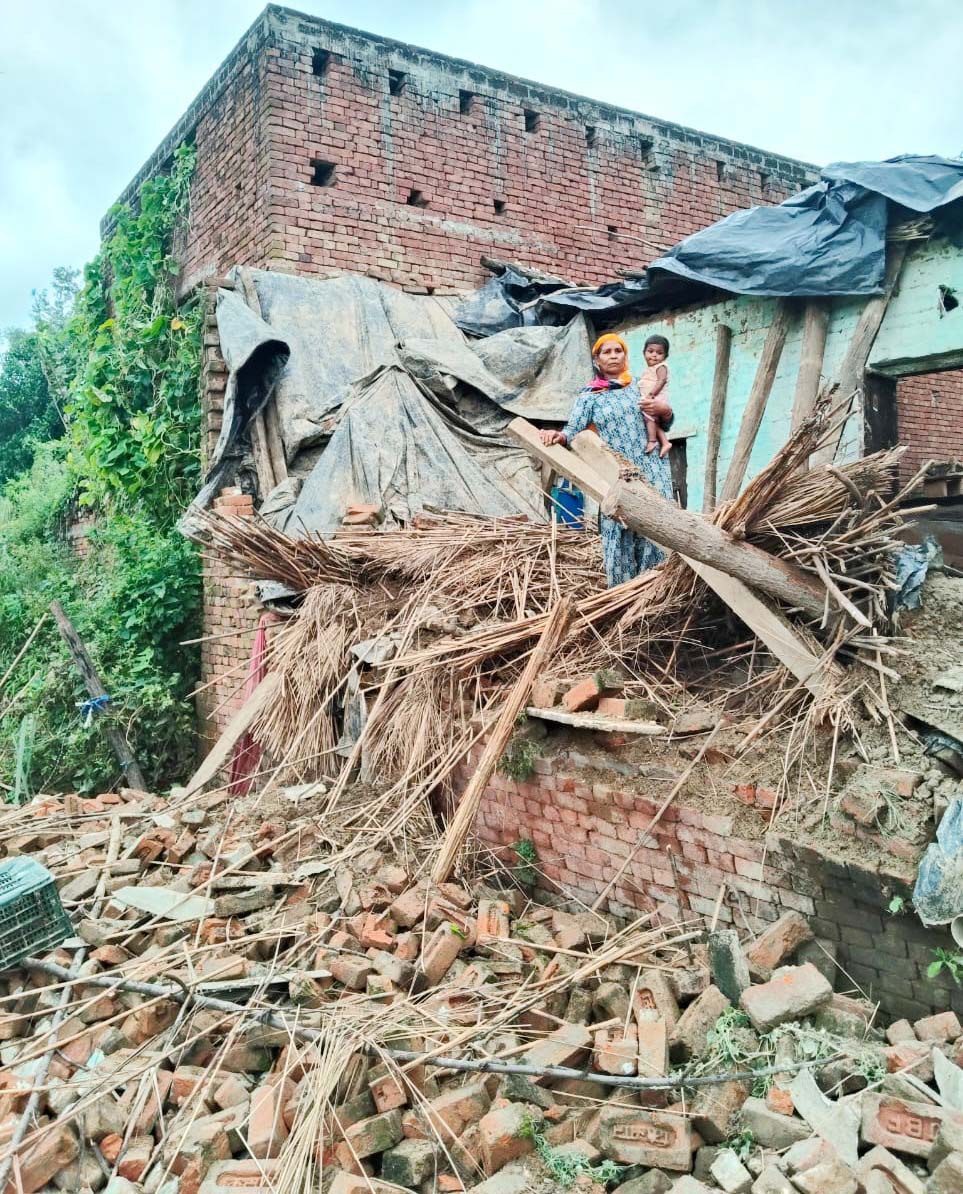 शामली: भैंसवाल गांव में बारिश से विधवा महिला का कच्चा मकान ढहा, हजारों का नुकसान